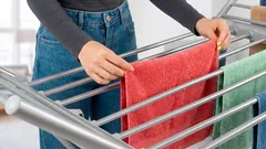 Kako osušiti odjeću za 7 minuta bez pegle, grijalice ili sušilice: učinkovit životni trik